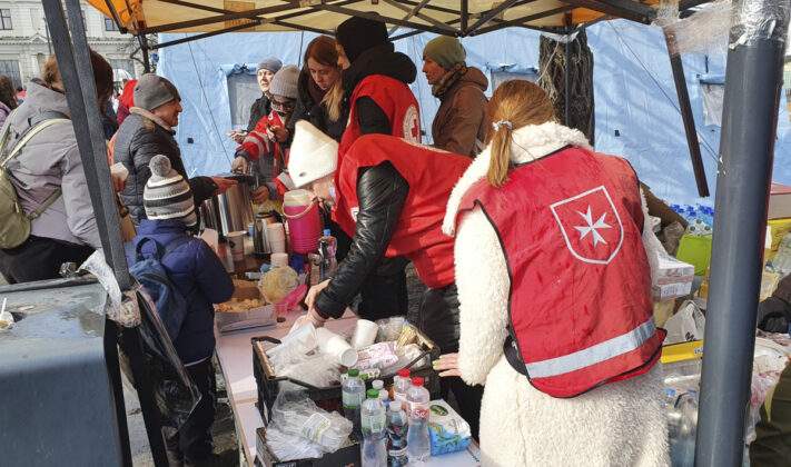 Betreuung von Gefluechteten nach der Ankunft am Bahnhof in Lwiw in der Ukraine