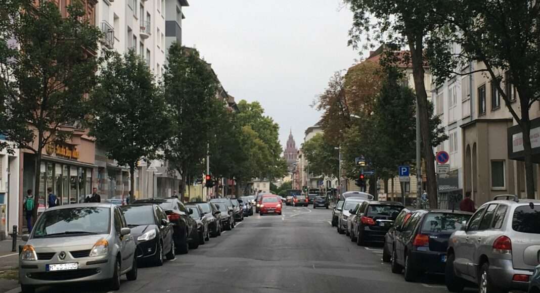 Boppstrasse mit vielen Autos