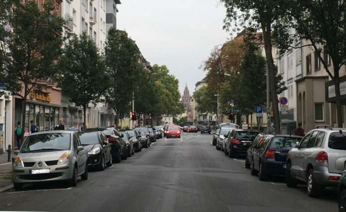 Boppstrasse mit vielen Autos