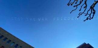 Frieden Botschaft Skytexter ueber LU Foto Lutz Reimer e1646841869540