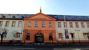 Feuerwehr: meterhohe flammen im rheingau und hoher sachschaden