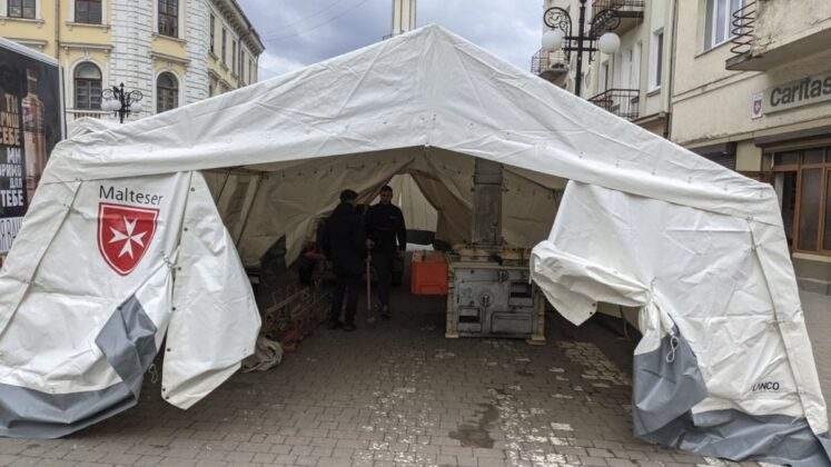 In der Stadt Ivano Frankivsk bauen die Malteser Ukraine Zelte fuer Gefluechtete auf 1