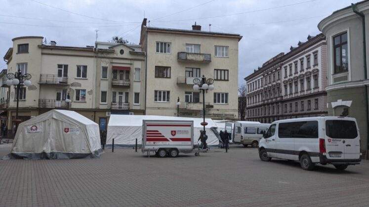In der Stadt Ivano Frankivsk bauen die Malteser Ukraine Zelte fuer Gefluechtete auf 2