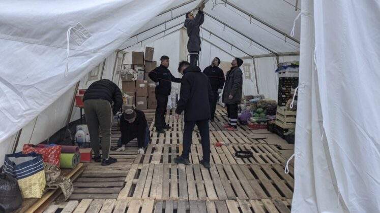 In der Stadt Ivano Frankivsk bauen die Malteser Ukraine Zelte fuer Gefluechtete auf 3