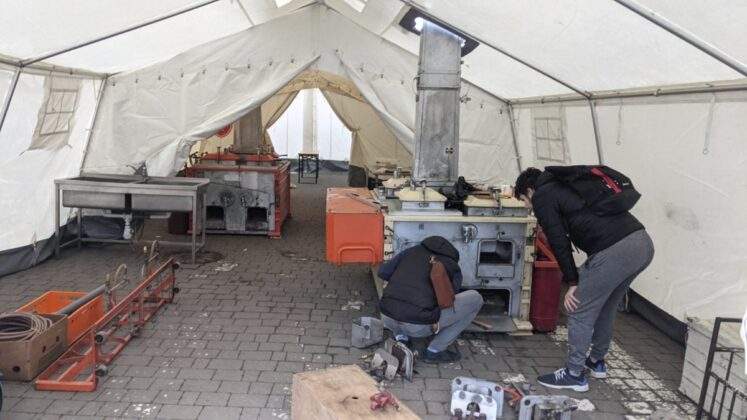 In der Stadt Ivano Frankivsk bauen die Malteser Ukraine Zelte fuer Gefluechtete auf 4