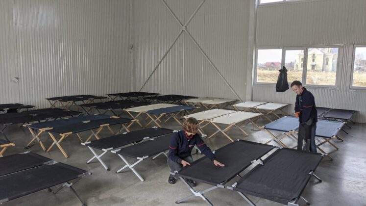 In der Stadt Ivano Frankivsk bauen die Malteser Ukraine Zelte fuer Gefluechtete auf 7
