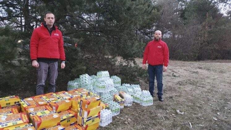 Ukrainische Malteser versorgen Fluechtlinge mit Wasser und Lebensmittel in Jaworiv
