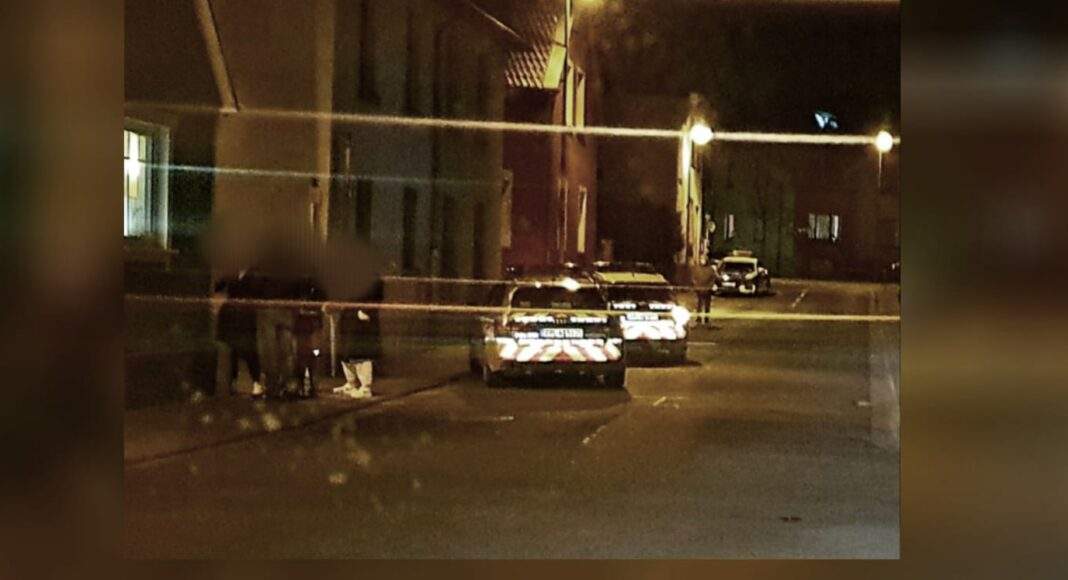 Festnahme durch die Polizei bei Nacht