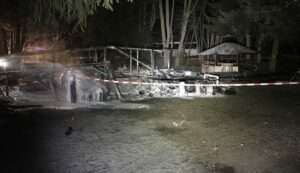 Vollbrand auf campingplatz - feuerwehr zieht mehrere gasflaschen aus dem gefahrenbereich Pommes public. Image 2022 03 06 02 36 07 9 e1646613918895