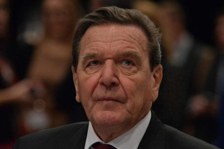 Gerhard Schröder ist die Marionette eines Kriegsverbrechers