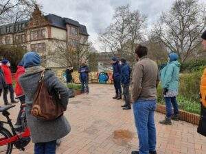 Mainz: rund 30 teilnehmende beim ersten klimaspaziergang in der neustadt 220402 klimaspaziergang neustadt 02