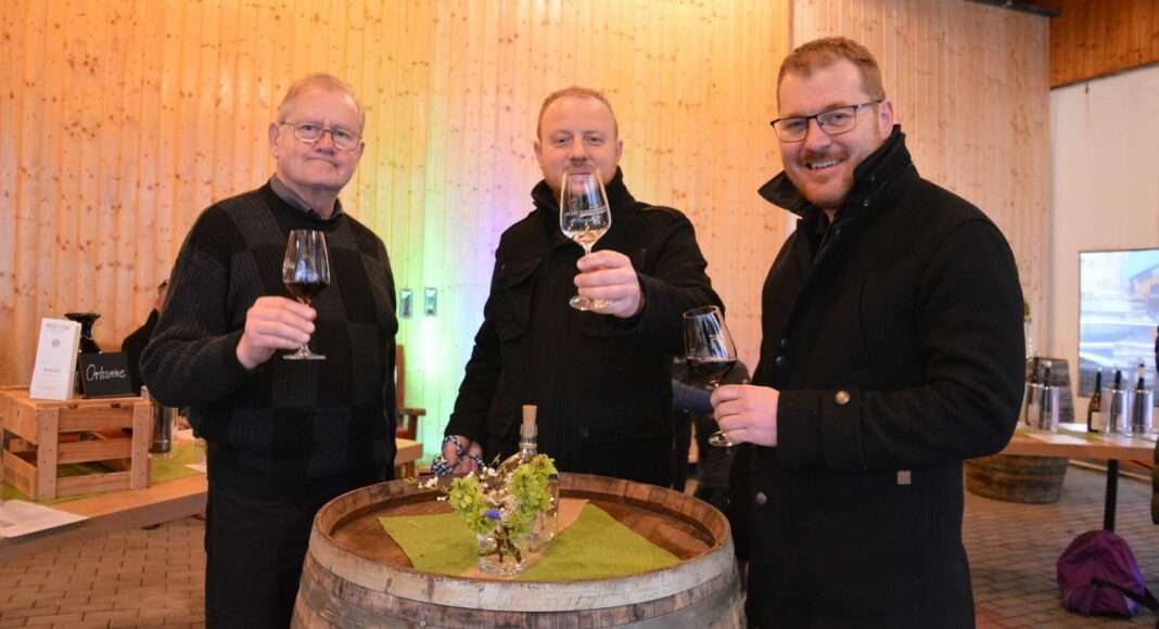 Maenner Ruzycki bei der Weinprobe