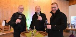 Maenner Ruzycki bei der Weinprobe