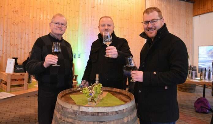Maenner Ruzycki bei der Weinprobe