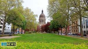 Bmw kracht in mainz gegen oberleitungsstrommast 1