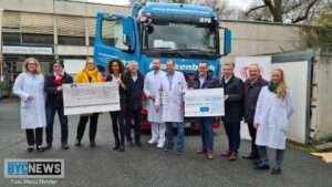 Lkw-fahrer in schlangenlinien auf der autobahn a61 unterwegs