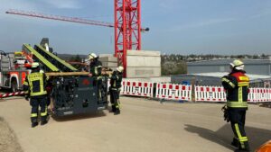 Polizeihubschrauber und höhenretter in wiesbaden im einsatz Drehleitereinsatz feuerwehr wiesbaden