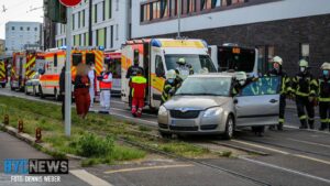 Verkehrsunfall in mainzer innenstadt – skoda landet auf der seite Verkehrsunfall binger str. Mainz