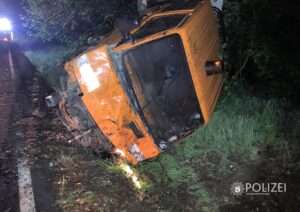 Zwei personen bei verkehrsunfall verletzt - polizei sucht nach zeugen Fzgnachueberschlag mitwaz