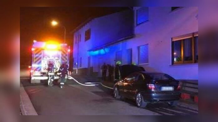 Fahrzeugbrand nachts