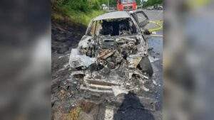 Ausgebrannter pkw, symbolbild