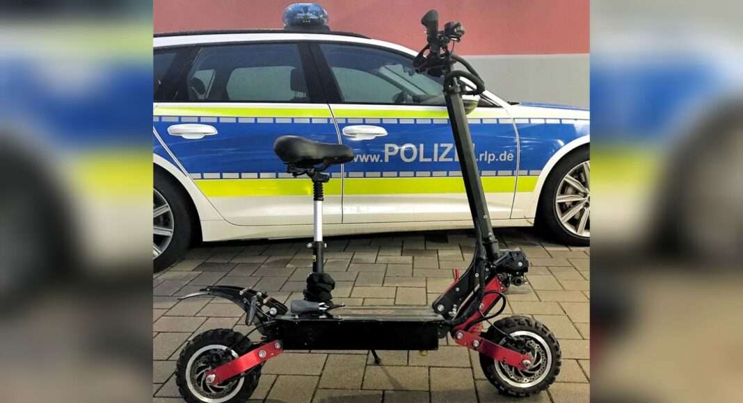 E-Roller und Streifenwagen Polizei Rheinland Pfalz E-Roller und Streifenwagen Polizei Rheinland Pfalz