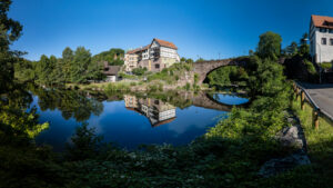 Großeinsatz von mehreren rettungseinheiten auf dem rhein bei gustavsburg