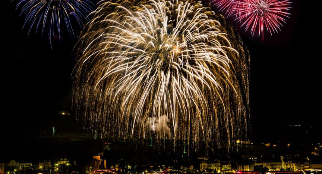 RiF Feuerwerke ueber Ruedesheim Foto Marlis Steinmetz e1656323583628