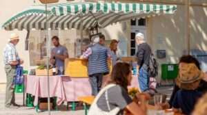 Feuerwerke, inszenierungen und oldtimer in rüdesheim erleben