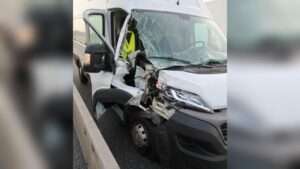 Unfall zwischen transporter und lkw auf der autobahn a5 bei mörfelden-walldorf Verkehrsunfall kleintransporter