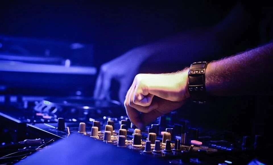 dj 865173 960 720 e1656530415724 dj 865173 960 720 e1656530415724