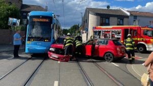 Unfall zwischen straßenbahn und zwei autos in mainz-bretzenheim 0427a3ab 6116 4cbc 91bd a008d0544af0 e1656743365837