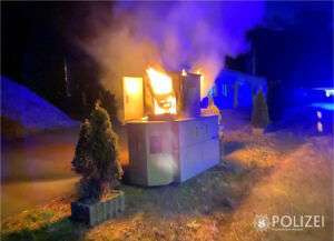 Mobiler blitzer stand im vollbrand - die polizei sucht zeugen Blitzer flammen