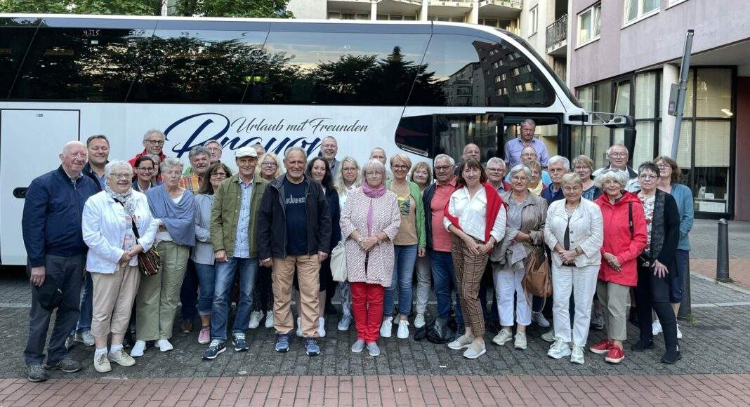 Dr. Joe Weingarten mit der Besuchergruppe aus seinem Wahlkreis Quelle Buero Weingarten e1657006499617 Dr. Joe Weingarten mit der Besuchergruppe aus seinem Wahlkreis Quelle Buero Weingarten e1657006499617