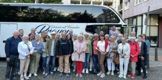 Dr. Joe Weingarten mit der Besuchergruppe aus seinem Wahlkreis Quelle Buero Weingarten e1657006499617