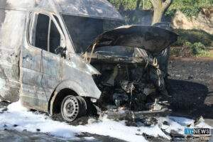 Fahrzeugbrand in hochheim am main - flammen greifen auf grünfläche über Hochheim27