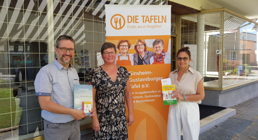 Uebergabe Buecher Spiele an Tafel