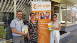 Uebergabe buecher spiele an tafel