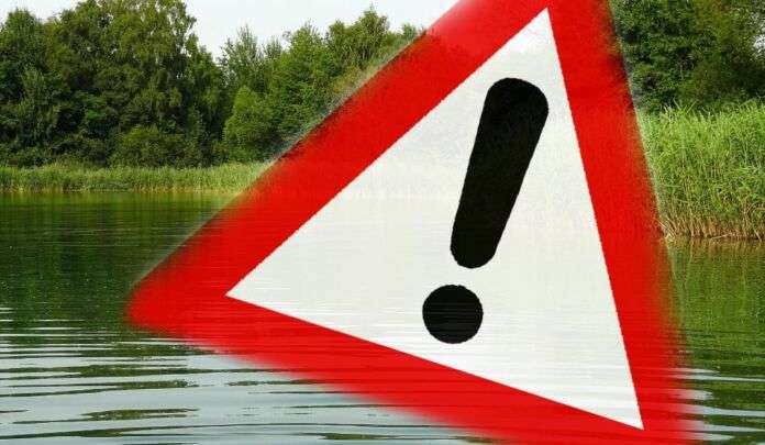 Gefahrenzeichen mit See, Symbolbild