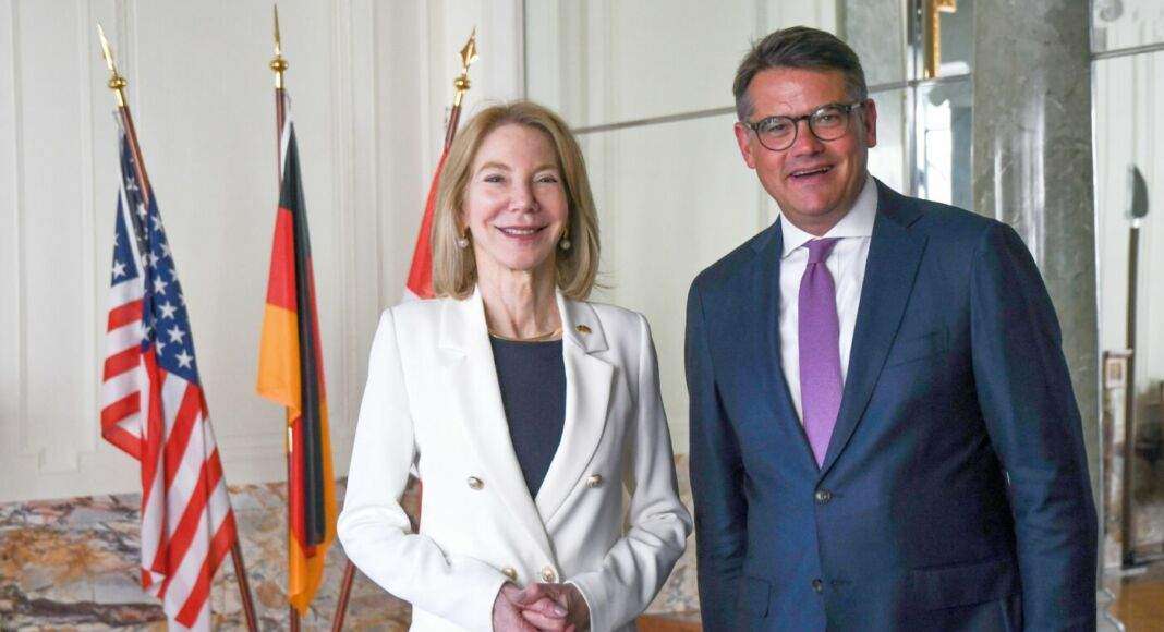 Besuch der US Botschafterin Dr. Amy Gutmann Gruppenbild3 Hessische Staatskanzlei e1659983577749
