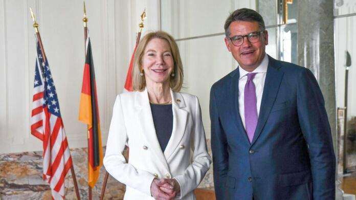 Besuch der US Botschafterin Dr. Amy Gutmann Gruppenbild3 Hessische Staatskanzlei e1659983577749 Besuch der US Botschafterin Dr. Amy Gutmann Gruppenbild3 Hessische Staatskanzlei e1659983577749