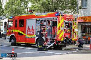 Vw-fahrer fährt auf der autobahn bei weiterstadt in baustelle