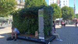 Neue installation am hauptbahnhof in mainz für vier wochen Point blur aug042022 173114