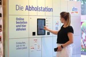 Neue abholstationen in rund 700 dm-märkten Pressebild 1 dm abholstation