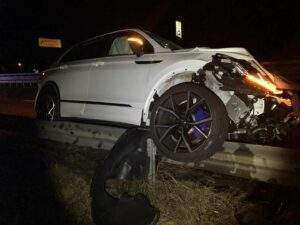 Vw tiguan kracht in abgesicherte unfallstelle und person auf der bundesstraße 222