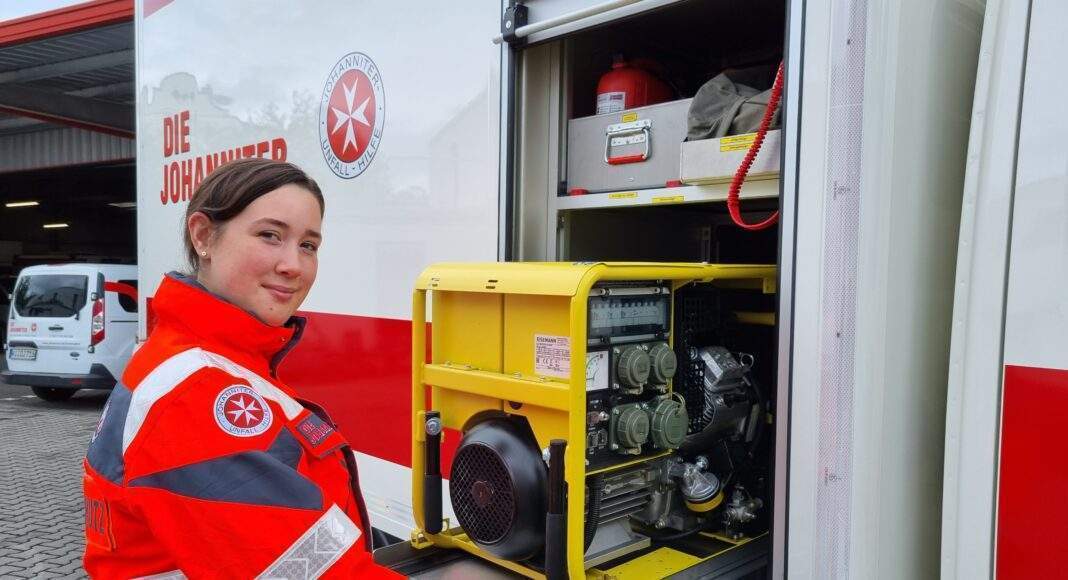 Ehrenamtliche Katastrophenschuetzerin mit Stromaggregat scaled Ehrenamtliche Katastrophenschuetzerin mit Stromaggregat scaled