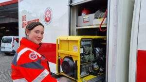 Gut vorbereitet auf den stromausfall - tipps zum blackout Ehrenamtliche katastrophenschuetzerin mit stromaggregat scaled