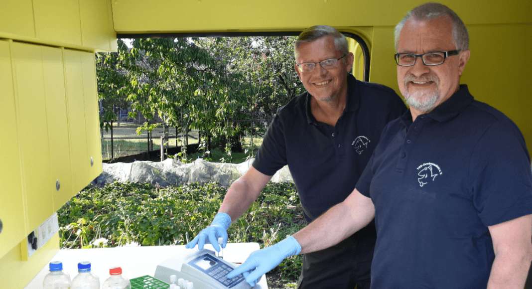 Matthias Ahlbrecht und Harald Guelzow untersuchen eine Wasserprobe 