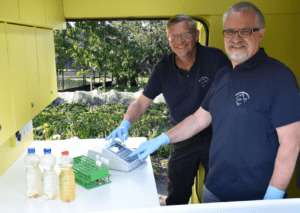 Matthias ahlbrecht und harald guelzow untersuchen eine wasserprobe