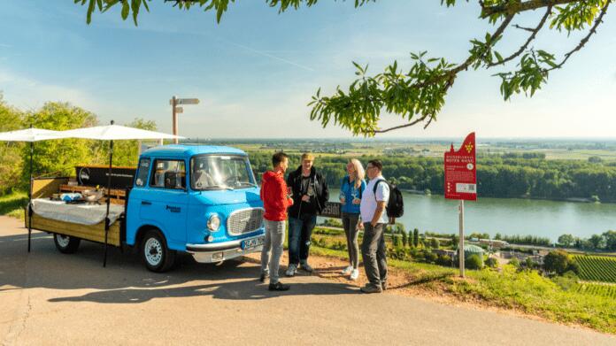 Rollende Weinbar am Roten Hang Nierstein c Dominik Ketz e1664362809122 Rollende Weinbar am Roten Hang Nierstein c Dominik Ketz e1664362809122